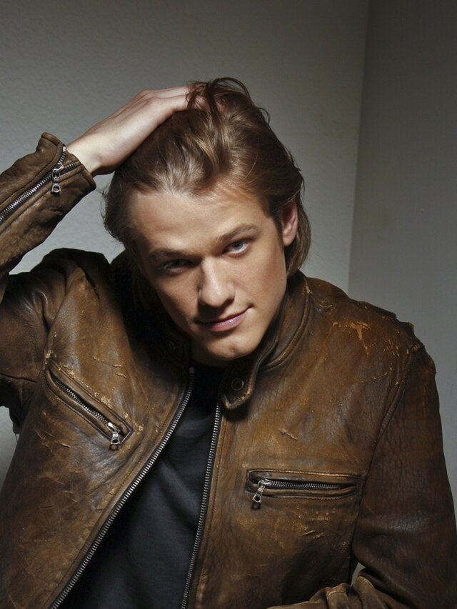 Lucas Till als Angus "Mac" MacGyver in MacGyver